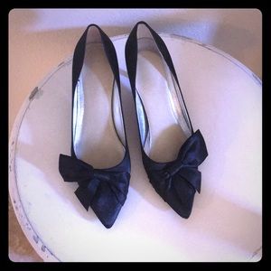 Black classy bow shoes. Size 8.